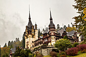 Rumänien, Karpaten, Kreis Prahova, Sinaia. Schloss Peles, Castelul Peles. Neorenaissance-Schloss zwischen Siebenbürgen und der Walachei.