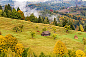 Rumänien, Transsilvanien. Bunte, weiße Berglandschaft.