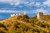 Rumänien, Transsylvanien. Coltesti Schloss 11. Jahrhundert Ruinen. Territoriale Trascau Berg Ansichten.