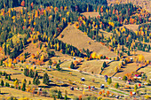 Rumänien, Kreis Prahova, Bucegi-Gebirge, Busteni. Ländliche Ansichten von Holzstrukturen und Gebäuden.