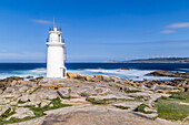 Spanien, Galicien. Meeresküste und Leuchtturm von Muxia