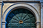 Spanien, Galicien. Kathedrale von Santiago de Compostela, Portal mit der Jakobsmuschel (Symbol der Pilgerfahrt)