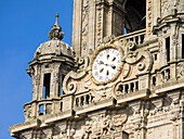 Nahaufnahme der alten Uhr am Berenguela-Turm der Kathedrale von Santiago de Compostela.