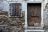 Blick auf eine Holztür und ein verschlossenes Fenster. Isola, Slowenien.