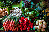 Frisches Gemüse zum Verkauf auf dem Markt von Santa Maria de Jesus. Santa Maria de Jesus, Sacatepequez, Guatemala.