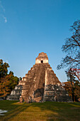 Ein Blick auf den Tempel I, auch bekannt als Tempel des Riesenjaguars. Tikal-Nationalpark, El Peten, Guatemala.