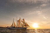 Das Segelkreuzfahrtschiff Star Flyer unterwegs bei Sonnenuntergang. Costa Rica. (Nur für redaktionelle Zwecke)