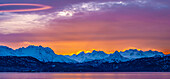 USA, Alaska. Sonnenaufgangspanorama über Bergen und Chilkat River.
