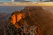 USA, Arizona, Grand-Canyon-Nationalpark. Wotans-Thron-Formation bei Sonnenuntergang.