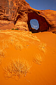 USA, Arizona, Monument Valley Navajo Stammespark. Ear of the Wind-Bogen im Felsen.