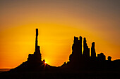 USA, Arizona, Monument Valley Navajo Stammespark. Silhouette der Formationen bei Sonnenaufgang.