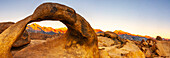 USA, Kalifornien, Sierra Nevada Gebirge. Panoramablick mit Mobius Arch in den Alabama Hills.