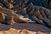 Erosive Felsformationen in der Amargosa Range am Zabriskie Point. Death-Valley-Nationalpark, Kalifornien, USA.