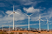 Reihen von Windrädern in einem Windpark. Palm Springs, Kalifornien.