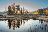 USA, Colorado, Uncompahgre-Nationalforst. Teichreflexionen bei frostigem Sonnenaufgang.