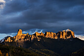 USA, Colorado, Uncompahgre-Nationalforst. Sonnenuntergang über Espen und Felsformationen.