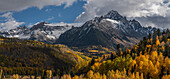 USA, Colorado, Uncompahgre-Nationalforst. Mt Sneffels und Espenwald im Herbst.