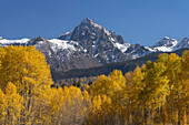USA, Colorado, Uncompahgre National Forest. Espen und Berge im Herbst.
