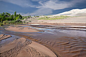 USA, Colorado. Medano Creek im Great Sand Dunes National Park.