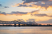 Natchez-Vidalia-Brücke über den Mississippi bei Sonnenuntergang. Gesehen von Natchez, Mississippi