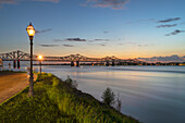 Natchez-Vidalia-Brücke über den Mississippi nach Sonnenuntergang. Von Natchez, Mississippi aus gesehen