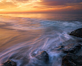 USA, New Jersey, Cape May National Seashore. Sonnenaufgang am Ufer.