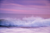 USA, New Jersey, Cape May National Seashore. Abstraktes Bild einer Strandwelle bei Sonnenaufgang.