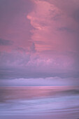 USA, New Jersey, Cape May National Seashore. Abstraktes Bild von Strand und Wolken bei Sonnenaufgang.