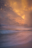 USA, New Jersey, Cape May National Seashore. Sonnenaufgang am Ufer.