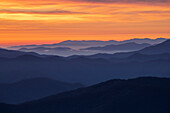 Frühlings-Sonnenaufgang mit Blick auf Berge und Nebel, vom Clingmans Dome-Gebiet aus, Great Smoky Mountains National Park, North Carolina