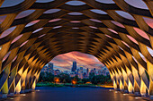 USA, Illinois, Chicago. Die Skyline von Downtown durch den Education Pavilion im Lincoln Park gesehen. (Nur für redaktionelle Zwecke)