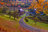 USA, Vermont, Woodstock. Kurvenreiche Straße zur Sleepy Hollow Farm im Herbst. (Nur für redaktionelle Zwecke)