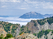 USA, Bundesstaat Washington. Central Cascades, Big Snow Mountain und niedrige Nebelschicht, Blick vom Gipfel des Kendall Peak