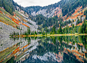 USA, Bundesstaat Washington. Central Cascades, Talapus Lake und Herbstfärbung an den Hängen