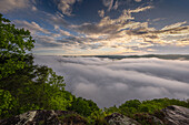 USA, West Virginia, New-River-Gorge-Nationalpark. Sonnenaufgang auf einem Aussichtspunkt in den Bergen.