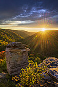 USA, West Virginia, Blackwater Falls State Park. Sonnenuntergang an einem Aussichtspunkt in den Bergen.