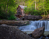 USA, West Virginia, New River Gorge National Park. Landschaft mit alter Schrotmühle.