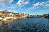 Klarer Himmel über der Seine mit Blick auf den Louvre und die Pont du Carrousel.