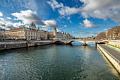 Die ruhige Seine fließt durch die Ile de la Cite mit historischen Pariser Wahrzeichen unter einem klaren Himmel.