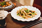 Gericht aus gekochtem Tintenfisch mit Gemüse in einem asiatischen Cafe