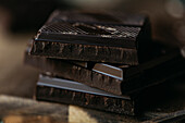 Nahaufnahme einer Tafel dunkler Schokolade von vorne