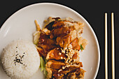 Blick von oben auf eine scharfe, appetitanregende Ente mit Reis