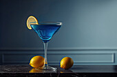 Seitenansicht eines blauen Cocktailglases auf einem Tisch in einem luxuriösen blauen Interieur. Generative KI