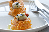 Von oben leckere Jakobsmuscheln mit köstlichem Süßkartoffelpüree auf weißem Teller auf dem Tisch serviert