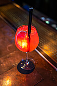 Schöne professionelle Grapefruit und Gin-Cocktail in der Bar