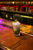 Schöner professioneller Mojito-Cocktail mit Minzblättern in der Bar