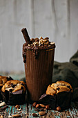 Frontansicht von veganem Kakao-Smoothie mit leckeren Muffins