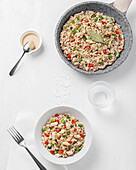 Nahaufnahme von mehreren Tellern mit Bulgur-Quinoa-Bohnen auf einem weißen Tisch