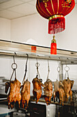 Zubereiteter köstlicher Entenbraten hängt in der Küche eines Restaurants