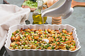 Frische Sahne auf leckerer Keto-Füllung mit Brot und grünen Zwiebeln, serviert in einem Tablett auf einem Tisch mit Öl in der Küche